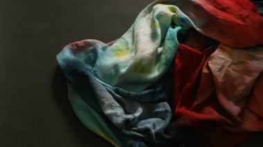 Siyah arkaplanı olan soyut renkli kumaş, boşluğu kopyala