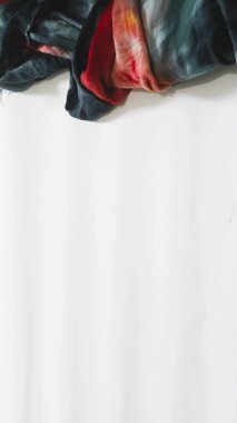 Beyaz arkaplanı olan soyut renkli kumaş, boşluğu kopyala