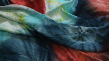 Beyaz arkaplanı olan soyut renkli kumaş, boşluğu kopyala