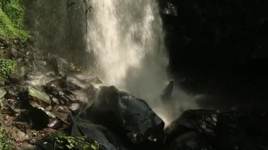 Coban Lanang, Malang 'daki güzel küçük şelale Doğu Java Endonezya' da, doğal iyileşme manzarası, bu kusursuz video döngüsünde süzülen su.