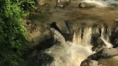 Kayalık bir nehirde akan su, iyileşmek için tatlı su manzarası.