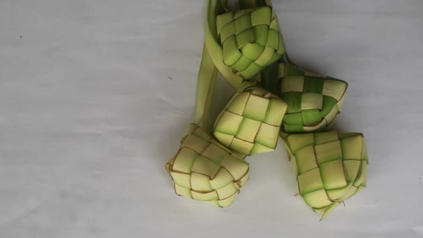 Ketupat在白色背景上被隔离 在开斋节期间 一种典型的用米包起来 用成熟的椰子叶制成的包装纸做成的菜 — 图库视频影像