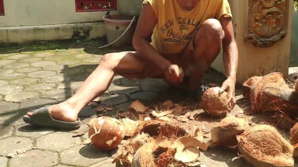 Asiatische Männer Schälen Kokosnussschalen Mit Traditionellen Sicheln — Stockvideo