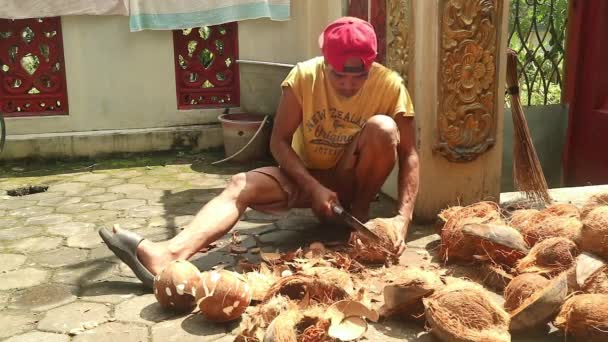 Asiatisk Man Skalar Kokosnötsskal Med Traditionella Skära — Stockvideo