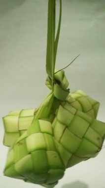 Ketupa ve bura örmek, bayram döneminde insanların kültürünün bir parçası haline gelen tipik bir geleneksel Endonezya yemeğidir..