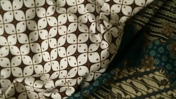 Snurrande Batik Tyg Indonesien Unika Mönster Textil Texturerad Konst Bakgrund — Stockvideo