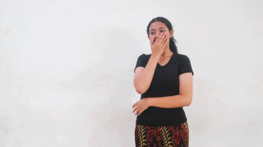 Siyah tişört giyen heyecanlı Asyalı kız beyaz arka planda izole edilmiş, kopyalama alanı