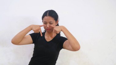 Siyah tişört giyen heyecanlı Asyalı kız beyaz arka planda izole edilmiş, kopyalama alanı