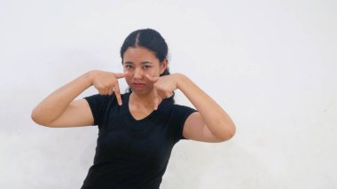 Siyah tişört giyen heyecanlı Asyalı kız beyaz arka planda izole edilmiş, kopyalama alanı