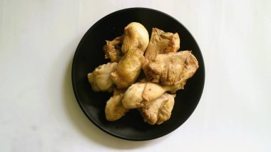 Çiğ tavuk filetosu, but, kanatlar ve bacaklar beyaz arka planda. Kopyalama alanı olan üst görünüm.