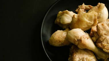 Çiğ tavuk fileto, but, kanatlar ve bacaklar siyah arka planda. Kopyalama alanı olan üst görünüm.