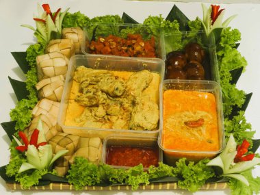 Ketupat Lebaran Seti, Lebaran bayramı sırasında servis edilen tam paket menüsü