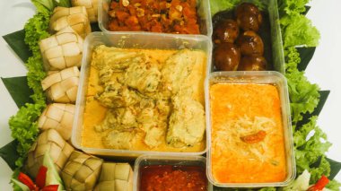 Ketupat Lebaran Seti, Lebaran bayramı sırasında servis edilen tam paket menüsü