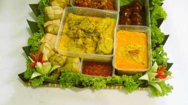 Ketupat Lebaran Seti, Lebaran bayramı sırasında servis edilen tam paket menüsü