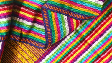 Endonezya 'dan eşsiz desenli el yapımı, desenli çok renkli etnik kumaş arka planı.