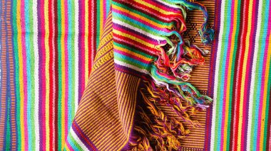 Endonezya 'dan eşsiz desenli el yapımı, desenli çok renkli etnik kumaş arka planı.