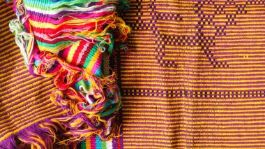 Endonezya 'dan eşsiz desenli el yapımı, desenli çok renkli etnik kumaş arka planı.