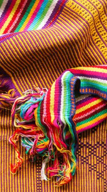 Endonezya 'dan eşsiz desenli el yapımı, desenli çok renkli etnik kumaş arka planı.