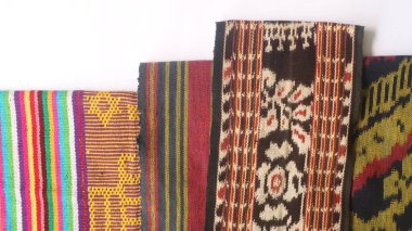 Endonezya 'dan eşsiz desenli el yapımı, desenli çok renkli etnik kumaş arka planı.