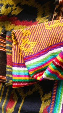 Endonezya 'dan eşsiz desenli el yapımı, desenli çok renkli etnik kumaş arka planı.