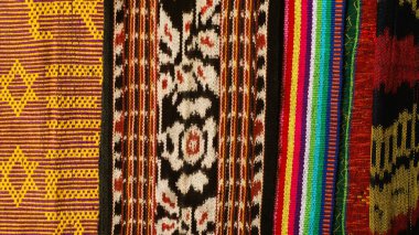 Endonezya 'dan eşsiz desenli el yapımı, desenli çok renkli etnik kumaş arka planı.