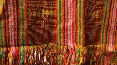 Endonezya 'dan eşsiz desenli el yapımı, desenli çok renkli etnik kumaş arka planı.