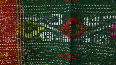 Endonezya 'dan eşsiz desenli el yapımı, desenli çok renkli etnik kumaş arka planı.