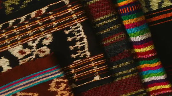 Endonezya 'dan eşsiz desenli el yapımı, desenli çok renkli etnik kumaş arka planı.