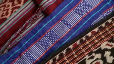 Dönen desenli çok renkli etnik kumaş arka plan, el yapımı, Endonezya 'dan eşsiz desenli tekstil.