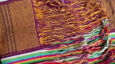 Dönen desenli çok renkli etnik kumaş arka plan, el yapımı, Endonezya 'dan eşsiz desenli tekstil., 
