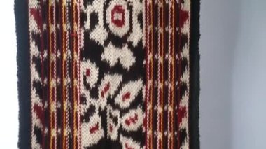 Endonezya 'dan eşsiz desenli el yapımı, desenli çok renkli etnik kumaş arka planı.