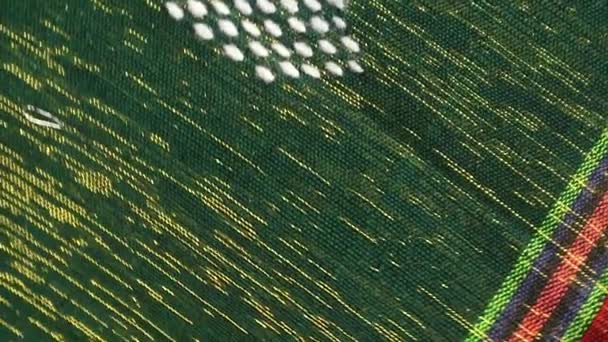 Спінінг Текстурований Багатобарвний Етнічний Тканинний Фон Ручної Роботи Тканого Текстилю — стокове відео