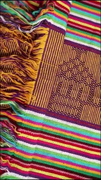 Spinning Texturizado Multicolor Fondo Tela Étnica Tejido Hecho Mano Textil — Vídeo de stock