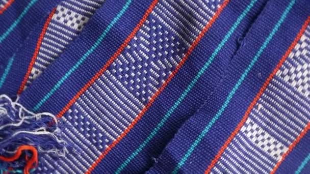 Snurrande Texturerad Flerfärgad Etnisk Tyg Bakgrund Handgjord Vävd Textil Med — Stockvideo