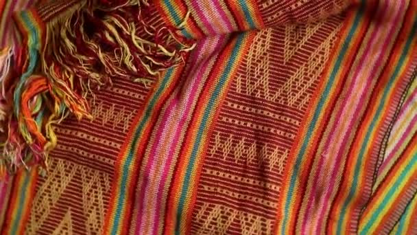 スピニングテクスチャされた多色民族の生地の背景 インドネシアのユニークなパターンを持つ手作りの織物 — ストック動画