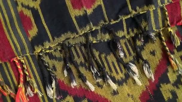 スピニングテクスチャされた多色民族の生地の背景 インドネシアのユニークなパターンを持つ手作りの織物 — ストック動画