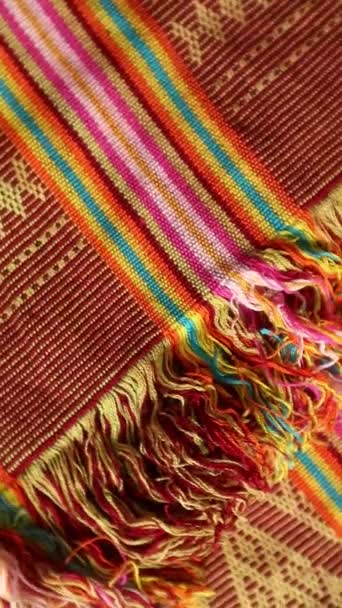 Spinning Texturált Többszínű Etnikai Szövet Háttér Kézzel Szőtt Textil Egyedi — Stock videók