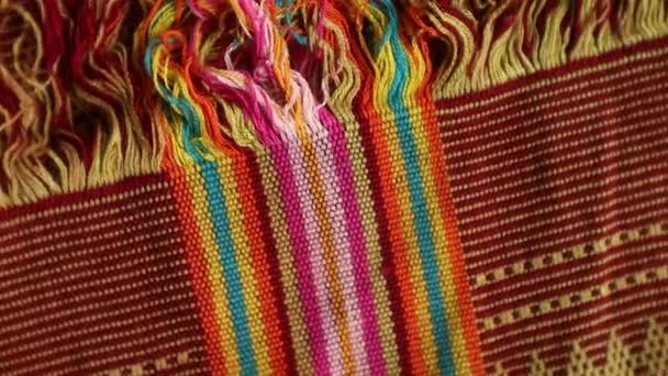 Snurrande Texturerad Flerfärgad Etnisk Tyg Bakgrund Handgjord Vävd Textil Med — Stockvideo