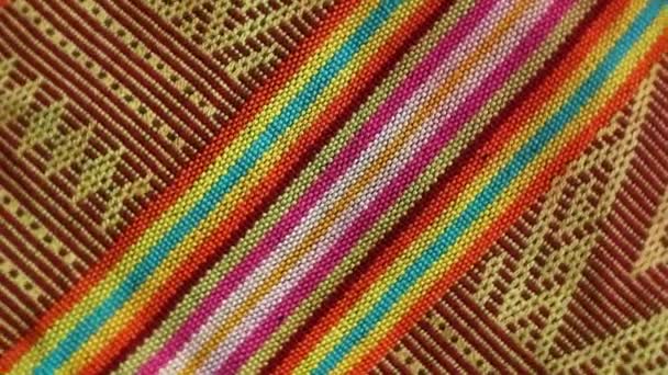 Spinning Texturierten Mehrfarbigen Ethnischen Stoff Hintergrund Handgewebte Textilien Mit Einzigartigen — Stockvideo