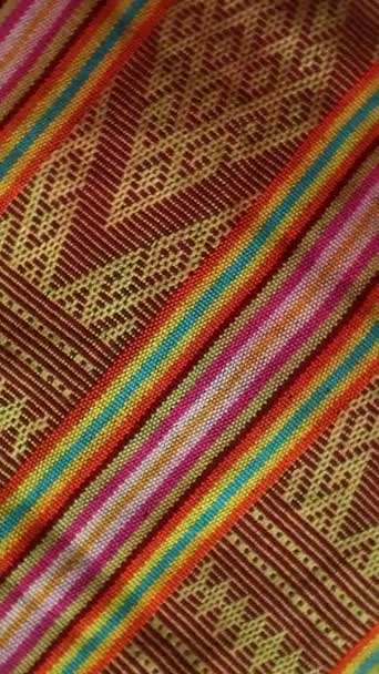 Spinning Texturierten Mehrfarbigen Ethnischen Stoff Hintergrund Handgewebte Textilien Mit Einzigartigen — Stockvideo