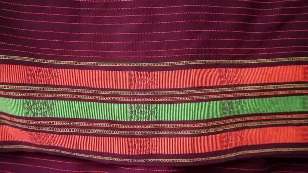 Ręcznie Tkane Unikalnym Wzorem Indonezji Teksturowane Wielokolorowe Etniczne Tło Tkaniny — Wideo stockowe