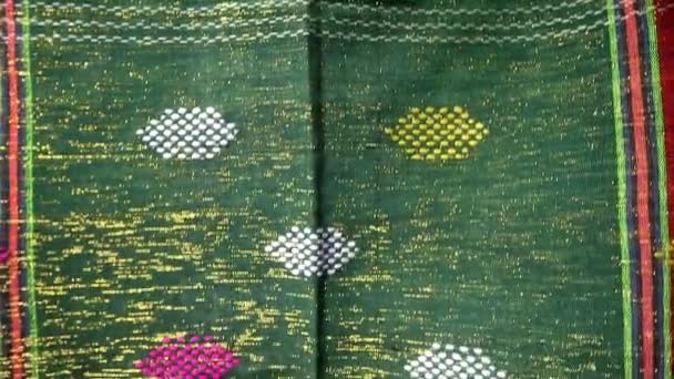 Ручная Ткань Уникальным Рисунком Индонезии Текстурированный Многоцветный Этнический Фон — стоковое видео
