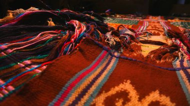 Endonezya 'dan eşsiz desenli el yapımı el yapımı kumaşı kapat, seçici odak, çok renkli dokulu tekstil arka planı