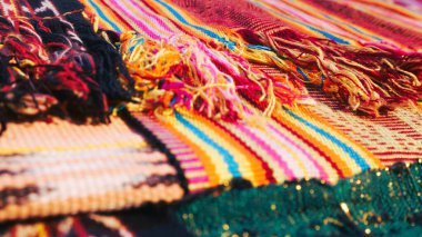 Endonezya 'dan eşsiz desenli el yapımı el yapımı kumaşı kapat, seçici odak, çok renkli dokulu tekstil arka planı