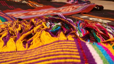 Endonezya 'dan eşsiz desenli el yapımı el yapımı kumaşı kapat, seçici odak, çok renkli dokulu tekstil arka planı
