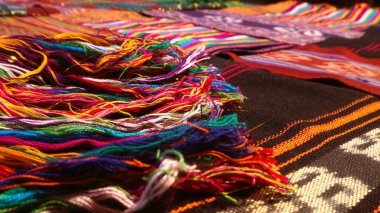 Endonezya 'dan eşsiz desenli el yapımı el yapımı kumaşı kapat, seçici odak, çok renkli dokulu tekstil arka planı