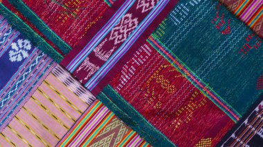 Endonezya 'dan çeşitli el yapımı kumaş, çok renkli geometrik desenli tekstil arka plan