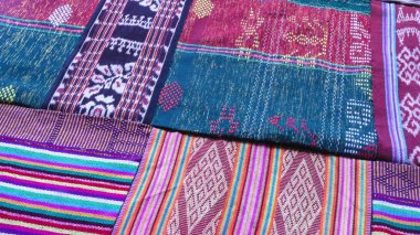 Endonezya 'dan çeşitli el yapımı kumaş, çok renkli geometrik desenli tekstil arka plan