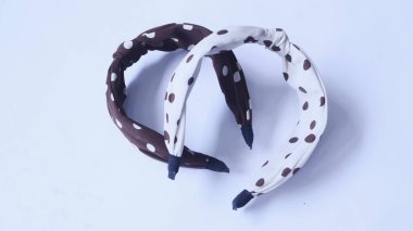 Polka noktalar kumaş desenli saç bandı izole beyaz arka plan, yan görüş. Saç tutacağı..