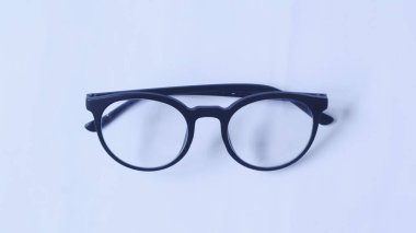 Beyaz arkaplanda siyah çerçeveli gözlük, kopyalama alanı, tarz kavramı, moda, ofis, çalışma ve çalışma.